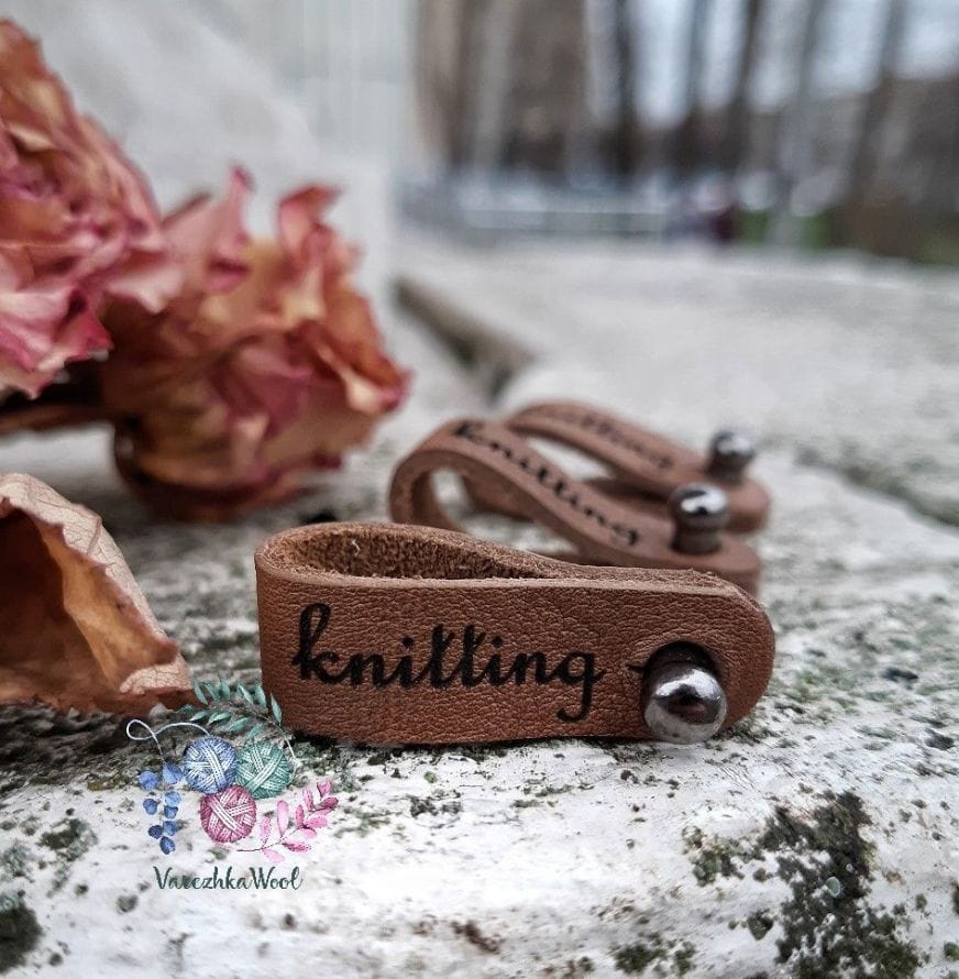 Кожаная бирка "knitting" на кобурной кнопке 70*10мм (коричневая)