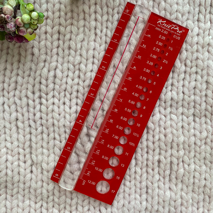 Линейка для определения размера спиц и плотности вязания с лупой KnitPro (красный)